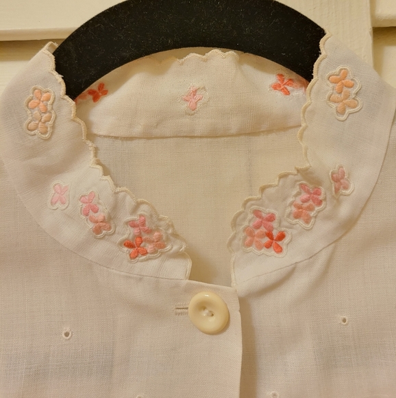 Vintage embroidered swallow bird floral peek-a-boo top with scalloped edges - Picture 8 of 10
